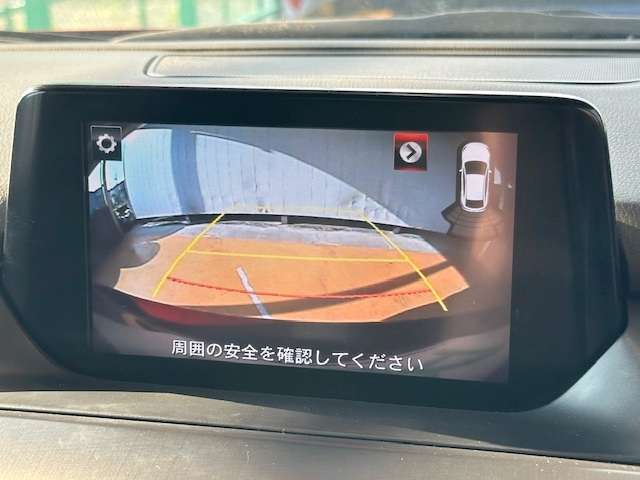 バックカメラがついて後方確認が簡単にできます！苦手としている車庫入れ等も安心して出来ますね！凄く需要の高い装備ですので、最初から付いていれば言う事なしですよね！？