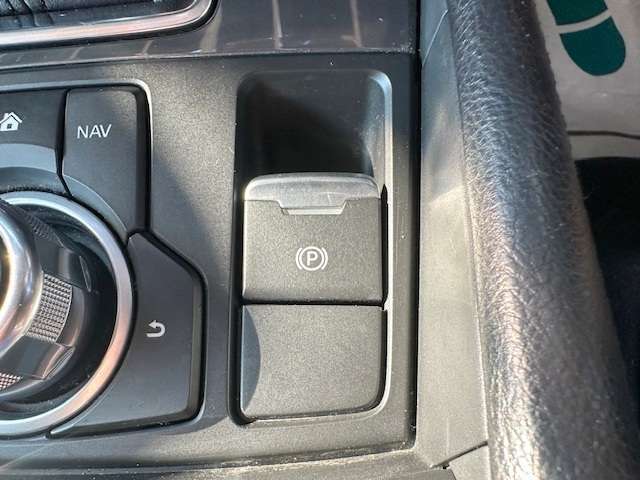 電動パーキングブレーキ搭載車です！従来のサイドブレーキや足踏み式のサイドブレーキの代わりとなるもので、指先の操作でパーキングブレーキの「作動と解除」が行うことができる装備です！