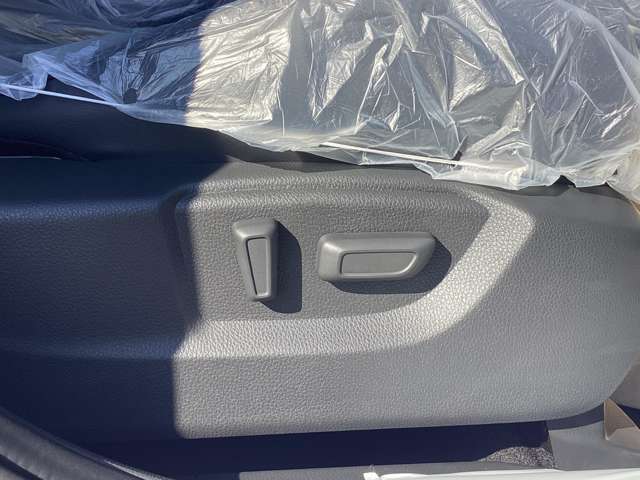 電動パワーシートも付いているので細かな調整もできます。