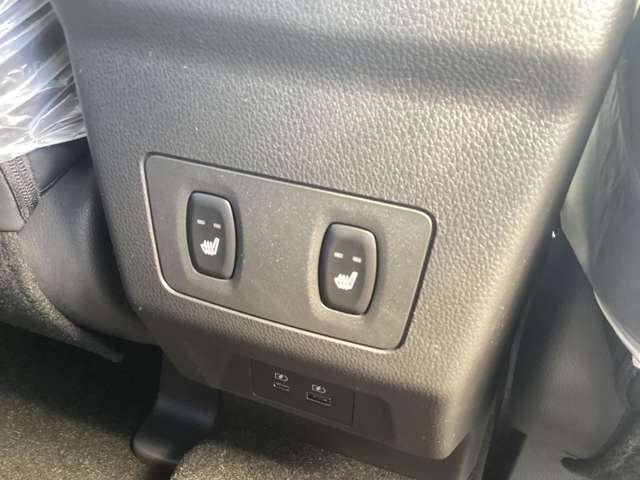 後部座席にもシートヒータ装備、USBも有ります！！