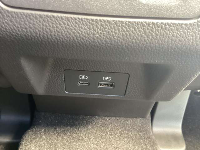 後部座席にもシートヒータ装備、USBも有ります！！
