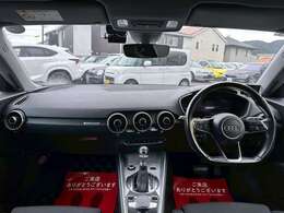 コックピット。車内もキレイで嫌な臭いもありません！ご納車後の臭いが付きにくくなる「空気触媒コーティング」もあります。