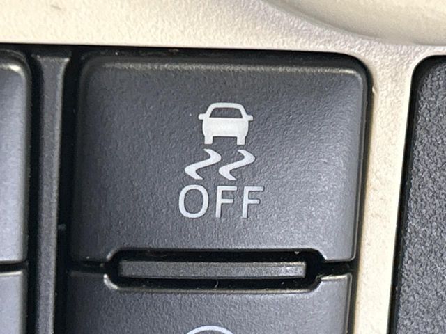 【横滑り防止装置】車両の横滑りを感知すると、自動的に車両の進行方向を保つように車両を制御します。雨の日など滑りやすい路面状況でも安全な運転が可能です。