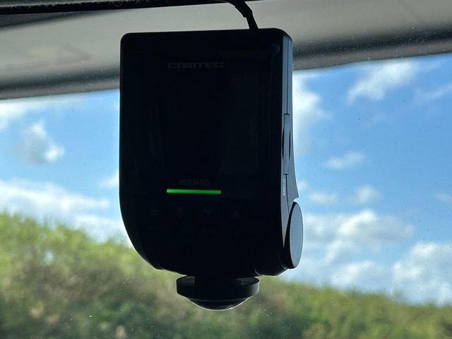 【ドライブレコーダー】安心・安全なカーライフに必須のドライブレコーダーを装備！走行中はもちろん、あおり運転や事故に遭遇した際の状況も映像で記録し、万一のリスクに備えます。