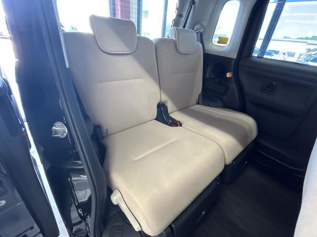 広々とした2列目シートは居住性が高く、居心地も快適！友達や家族とのお出かけにぴったりです。ベビーシートやチャイルドシート使用時も快適にお過ごしいただける十分な空間を確保しています。