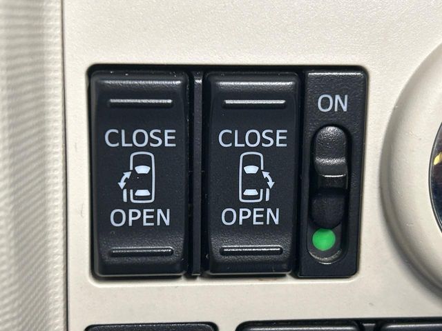 【両側パワースライドドア】スマートキーや運転席のスイッチで後席両側スライドドアの開閉が可能♪電動だから力を入れてドアを開ける必要が無く、小さなお子様でも簡単に開け閉めでき快適です♪