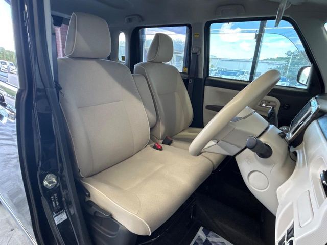 運転席まわりには十分なスペースがあり、大柄な方でもゆったり運転していただける環境です。