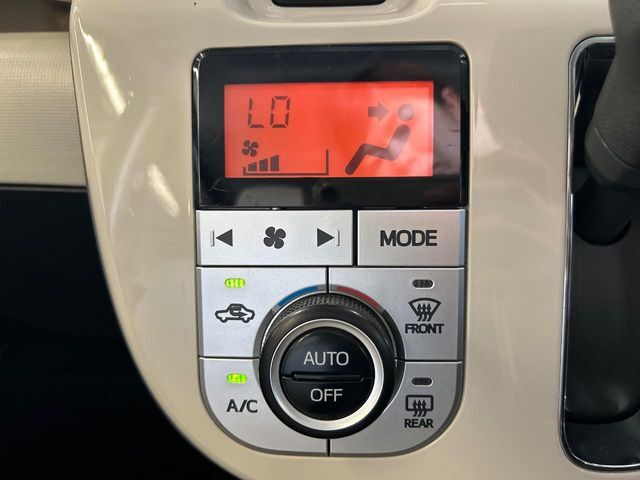 【オートエアコン】一度お好みの温度に設定すれば、車内の温度を検知し風量や温度を自動で調整。暑い…寒い…と何度もスイッチ操作をする必要はありません。快適な車内空間には必須の機能ですね♪