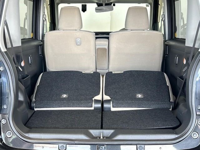 ラゲッジルームは、大容量のスペースを確保。普段のお買い物からレジャーまで、幅広く活躍してくれます！また、リアシートを倒すことでバリエーション豊かにお使いいただけます。