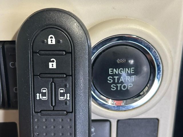【キーフリーシステム】カバンやポケットに入れたままでもドアの施錠・解錠が可能なスマートキーを装備。エンジンのオン・オフ時もカギを取り出す必要が無いからとっても便利です♪