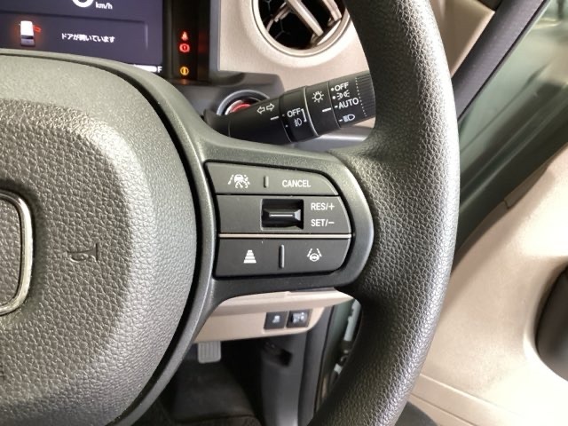 クルーズコントロールを装備しています。高速道路などで一定の速度で走ってくれるので運転が楽ですよ！速度を設定できますので、スピードの出しすぎにも注意できます。