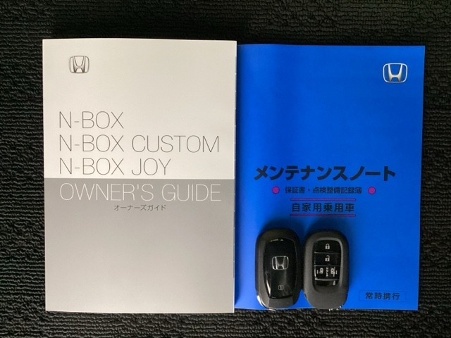 スマートキーは鍵をバッグに入れたままでもドアロックの開閉やエンジンのON・OFFができます。夜間や雨の日も鍵を探さなくて良いので便利です。