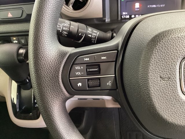 ステアリングにオーディオ操作スイッチが付いています。オーディオ画面に直接タッチしなくても操作が出来ますので、運転に集中できます。