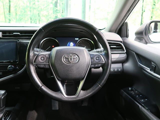 【パドルシフト】ハンドルから手を離さずに素早くシフトアップ＆ダウンができるので、エンジンブレーキを使う下り坂や高速道路の合流で加速したい場面で役立ちます。