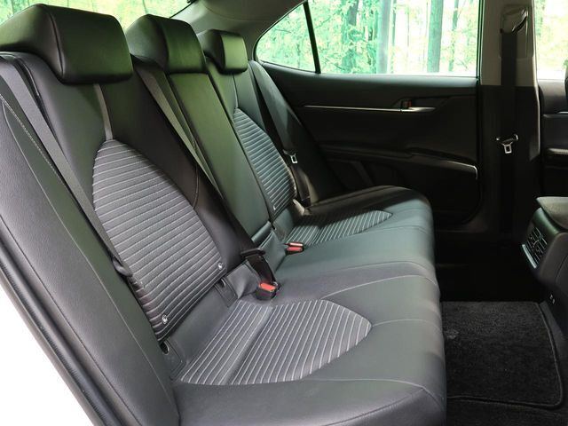 後部座席も気になるようなキズ・汚れやへたり等、大きなダメージはなく、良好な状態です。