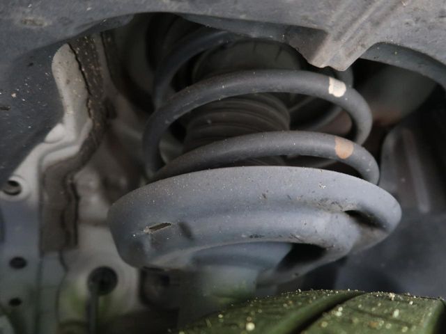 お車を安心してお乗りいただく為には、足回りの定期点検が欠かせません。サービスサポート（有償保証）では無料点検もご提供しており、安心のカーライフをお過ごしいただけるサポート体制が整っています。