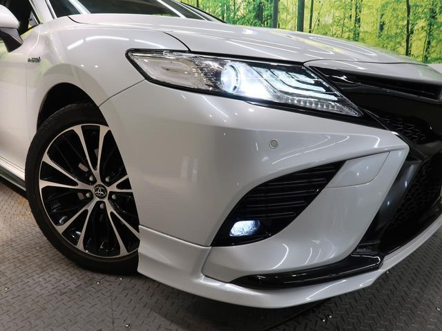 【LEDヘッドライト】悪天候や夜間走行時も良好な視界を確保し安心して運転できる高輝度LEDヘッドライトを装備！点灯速度が早く、消費電力も抑えられています。