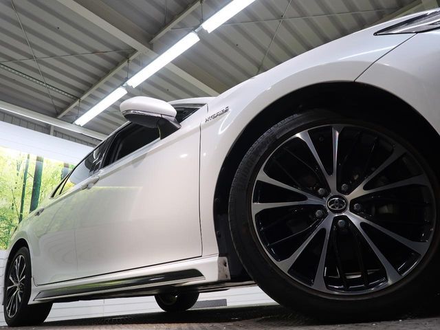 【純正オプション18インチアルミホイール】純正オプションホイールを装着。走行性能の向上に加え、外観もよりスタイリッシュになっています。