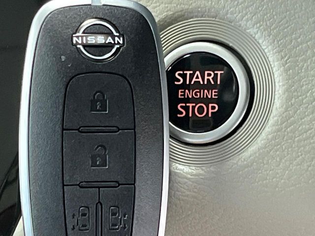 【インテリジェントキー】カバンやポケットに入れたままでもドアの施錠・解錠が可能なスマートキーを装備。エンジンのオン・オフ時もカギを取り出す必要が無いからとっても便利です♪