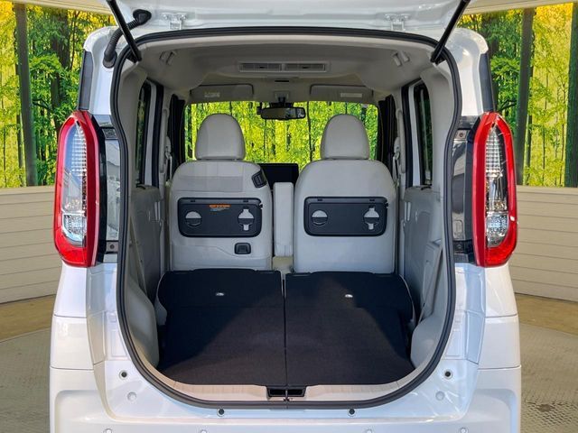 後席を格納すると、これだけの広さが！シーンに合わせたシートアレンジで、大きな荷物も積むことが出来ます♪
