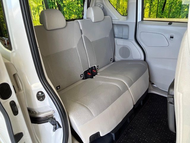 後部座席も気になるようなキズ・汚れやへたり等、大きなダメージはなく、良好な状態です。