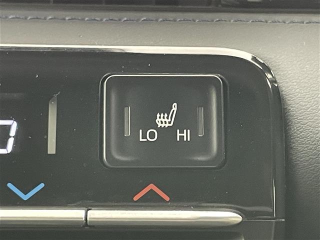 【シートヒーター】シートを温めてくれる暖房機器です！長時間座っていると負担が掛かりやすい背中や腰、または冬場などの寒い日に冷えやすい脚部に快適なぬくもりを伝えます。