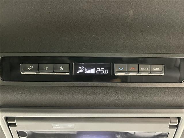 【ダブルオートエアコン(WAC)】運転席・助手席のみならず、後部座席からでも細かな温度調節が可能です！