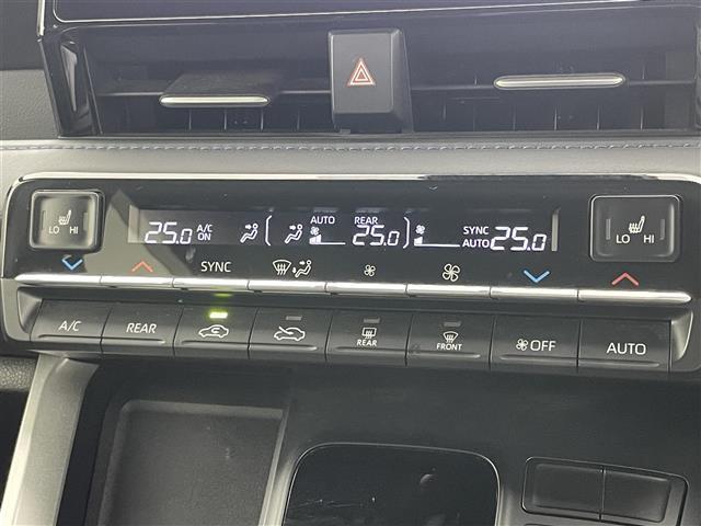 【左右分離型フルオートエアコン】運転席と助手席でそれぞれお好みの温度設定が可能で全席にも適切な空調をお届け致します。