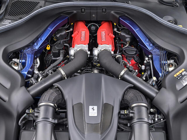 自然吸気エンジンとはまた違う性格なV8ツインターボエンジンを搭載。ダイレクトなレスポンスを楽しめ、扱いやすいエンジンです。炸裂するパワーはターボエンジンならではです。
