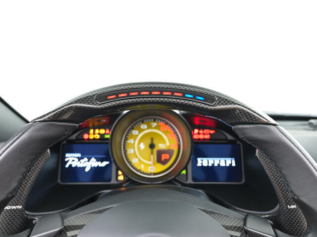 F1よりフィードバックされたテクノロジーです。LEDの点灯により、ご自身で最適なシフトタイミングを計ることが可能です。サーキット走行時等に視線をそらさずにシフトチェンジを行えます。
