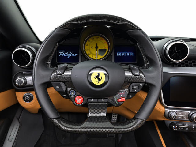 人気のLED付カーボンステアリングホイールを装備しています。ウインカー、ワイパー、オーディオコントロールなどの機能を集約させたステアリングです。