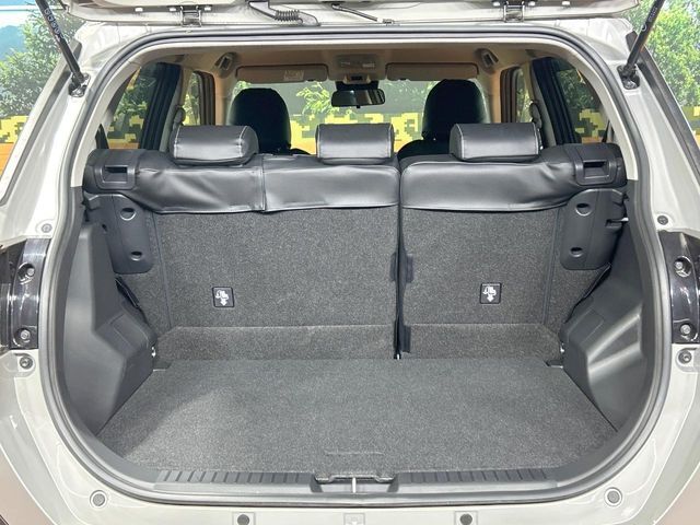 積み下ろしのしやすいデッキにはたっぷりと荷物を積み込んでいただけます。遊びから仕事まで、様々なシーンで頼れます♪