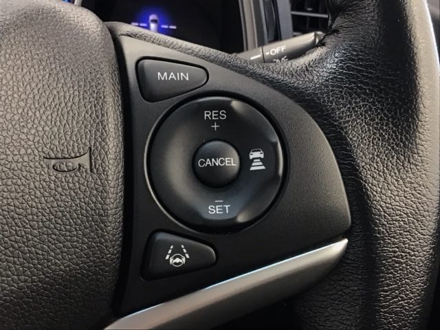 アクセルから足を離しても設定したスピードを保ち走行し、高速道路での疲労軽減に役立つクルーズコントロール付きです！