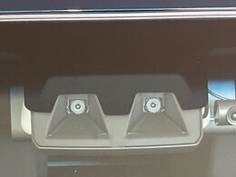 【スマートアシスト】走行中に前方の車両等を認識し、衝突しそうな時は警報とブレーキで衝突回避と被害軽減をアシスト。より安全にドライブをお楽しみいただけます。