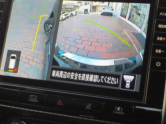 アラウンドビューモニターは車両の死角になりやすい左前のみを映し出すことが可能です。見えづらい場所をカメラで確認していただけるので、安全な駐車の手助けになります！