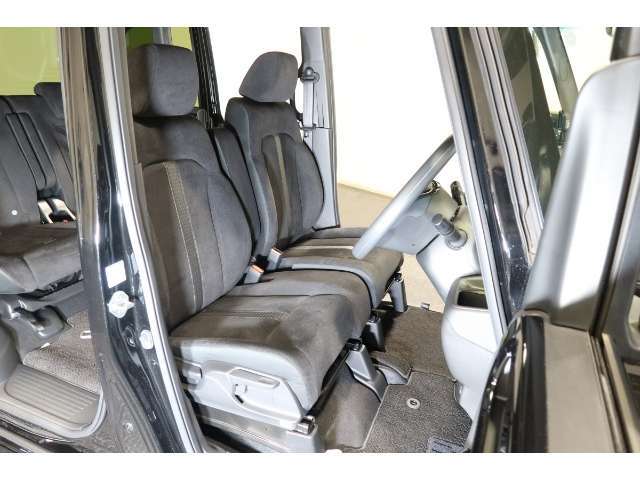 フロントシートはベンチシートタイプ♪　センターには格納式アームレストも付いています！！室内空間は広々で移動も楽々です♪狭い駐車空間など助手席ドアから出たい時にも大変便利ですよ♪