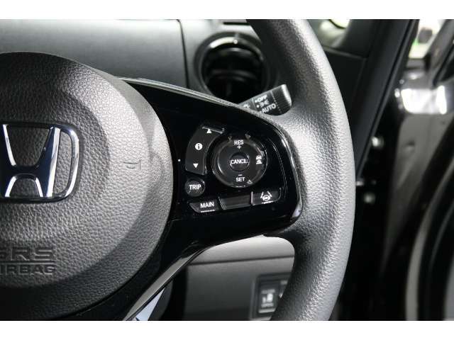 Hondaセンシングの機能のひとつ、アダプティブクルーズコントロール付！アクセルから足を離しても設定したスピードと前車との車間を保ち走行してくれます！車線維持もアシスト☆高速道路で疲労軽減ですね☆