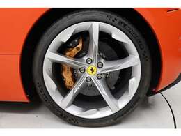 20インチ クローム仕上げ鋳造スポーツホイール￥616,000- チタンホイールボルト￥154,000- ゴールドキャリパー￥138,600-