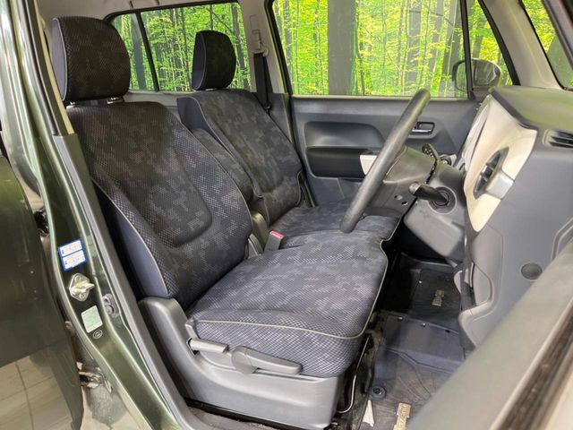 運転席シート廻りは使用感も少なく、良好な状態となっています。丁寧に使われていたことがよくわかりますね。