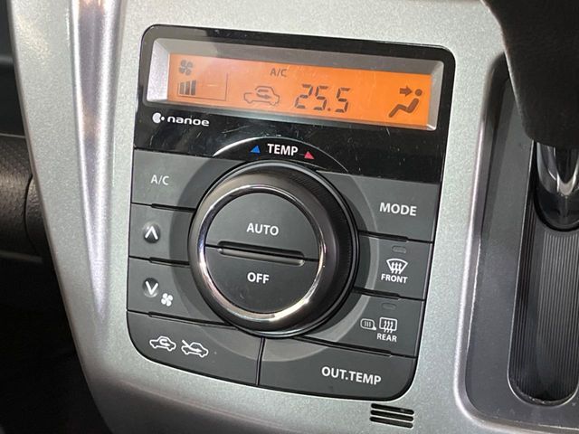 【オートエアコン】一度お好みの温度に設定すれば、車内の温度を検知し風量や温度を自動で調整。暑い…寒い…と何度もスイッチ操作をする必要はありません。快適な車内空間には必須の機能ですね♪