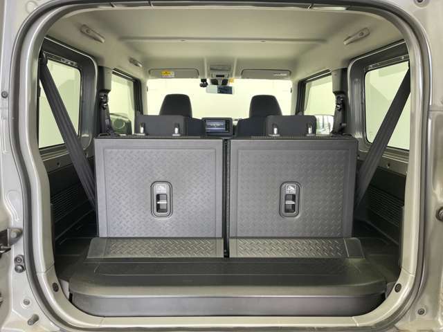 【トランク】積み込みやすくて、たっぷり積める荷室です。シートアレンジできるものは、乗車人数と荷物の量や大きさによってシートを動かすことができるので、より快適なドライブが可能です！