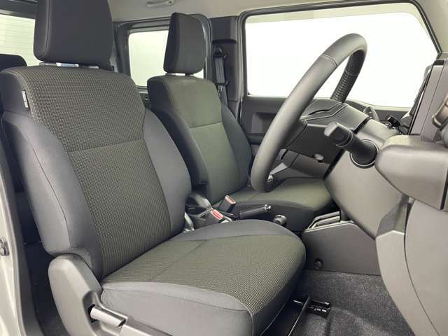 【運転席】座り心地が良いシートなので長時間の運転でも快適にお過ごしいただけます。新品のフロアマットのご注文も可能です。掲載箇所以外にご希望の写真がございましたらお気軽にお問い合わせ下さい。