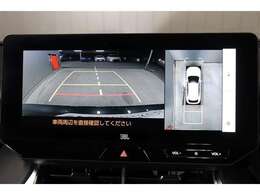 前後左右のカメラの映像を合成し、車を上から見たような視点のパノラミックビューモニター。後方の死角だけでなく左右や前方の障害物の発見もしやすくなります。