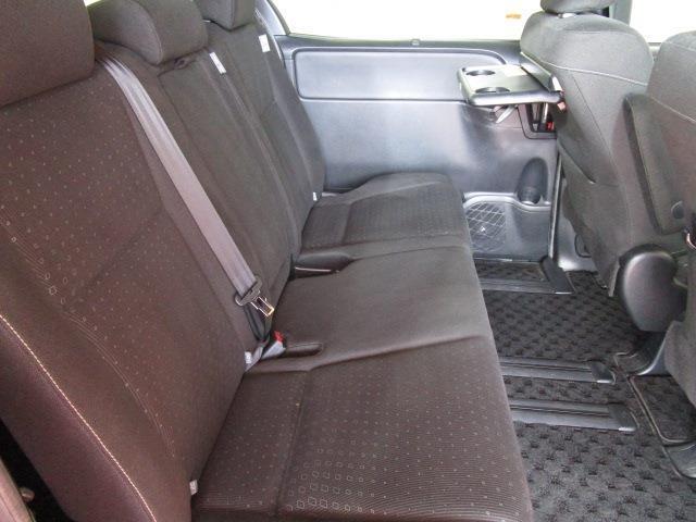 とっても便利なシートバックテーブル装備！