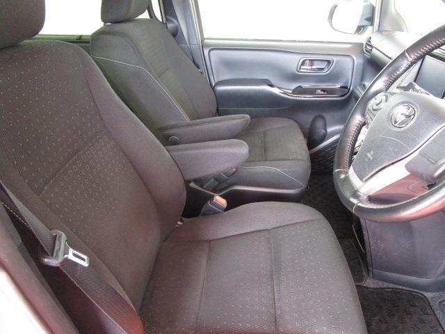 アームレスト装備で運転楽々！