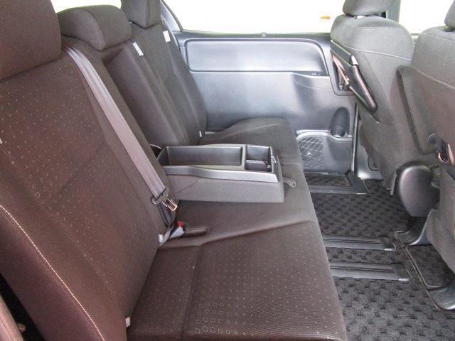 ドリンクホルダー＆収納付アームレスト装備で後席も快適ドライブ！