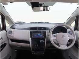 しっかりまとまったインパネ。各操作スイッチなども使いやすい位置に配置されていますよ。