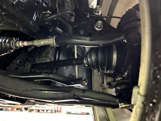 お車を安心してお乗りいただく為には、足回りの定期点検が欠かせません。サービスサポート（有償保証）では無料点検もご提供しており、安心のカーライフをお過ごしいただけるサポート体制が整っています。