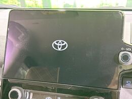 【10.5インチナビ】高級感とインパクトのある大画面ナビを装備。各種オーディオ操作はもちろん、スマホ連携もできる利便性の高いナビです♪