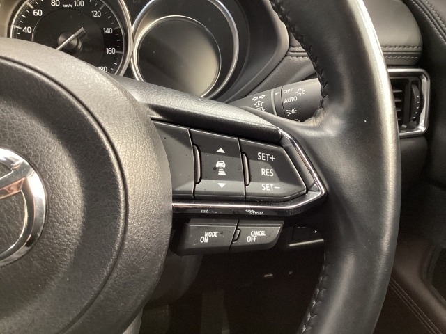 MRCC（マツダレーダークルーズコントロール）は先行車との車間を維持しながら追従走行を行い、長距離でのドライバー負担を軽減させてくれます。